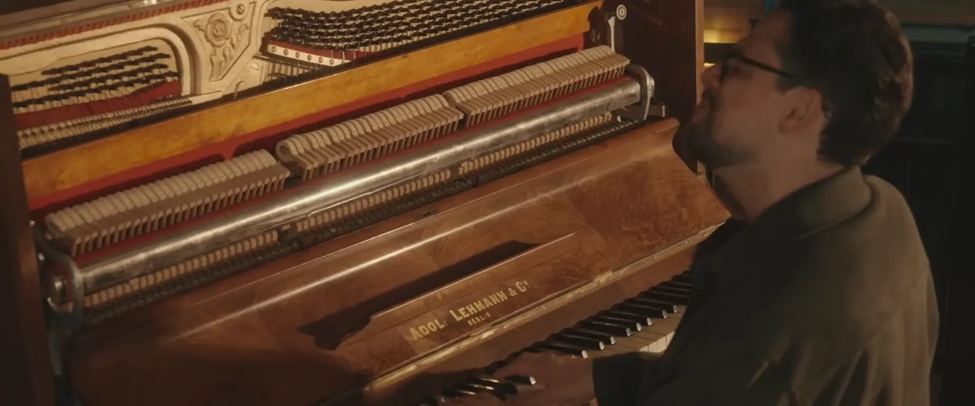 Diego Perensin ao piano antigo